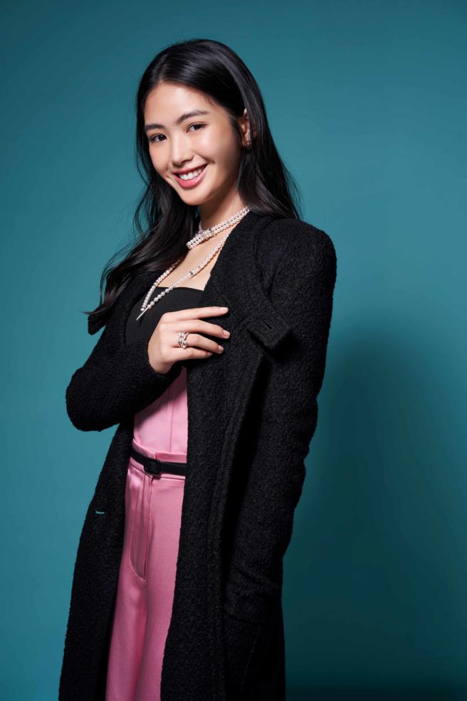 《八尺門的辯護人》爆紅的雷嘉汭拍攝MIKIMOTO時尚專題，外型甜美可愛的她，其實內心強大，勇於跳出窠臼挑戰演技，以混搭疊戴手法詮釋MIKIMOTO珠寶，展現個性美。（JOJ PHOTO攝，圖片企畫／中時時尚，服裝提供／Emporio Armani）