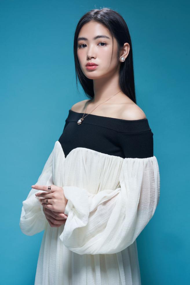 新生代女星雷嘉汭演技廣受好評，對自己「母胎單身」的現況有深刻剖析，佩戴MIKIMOTO Arabesque系列南洋珍珠珠寶，優雅時尚。（JOJ PHOTO攝，圖片企畫／中時時尚，服裝提供／CHLOE）