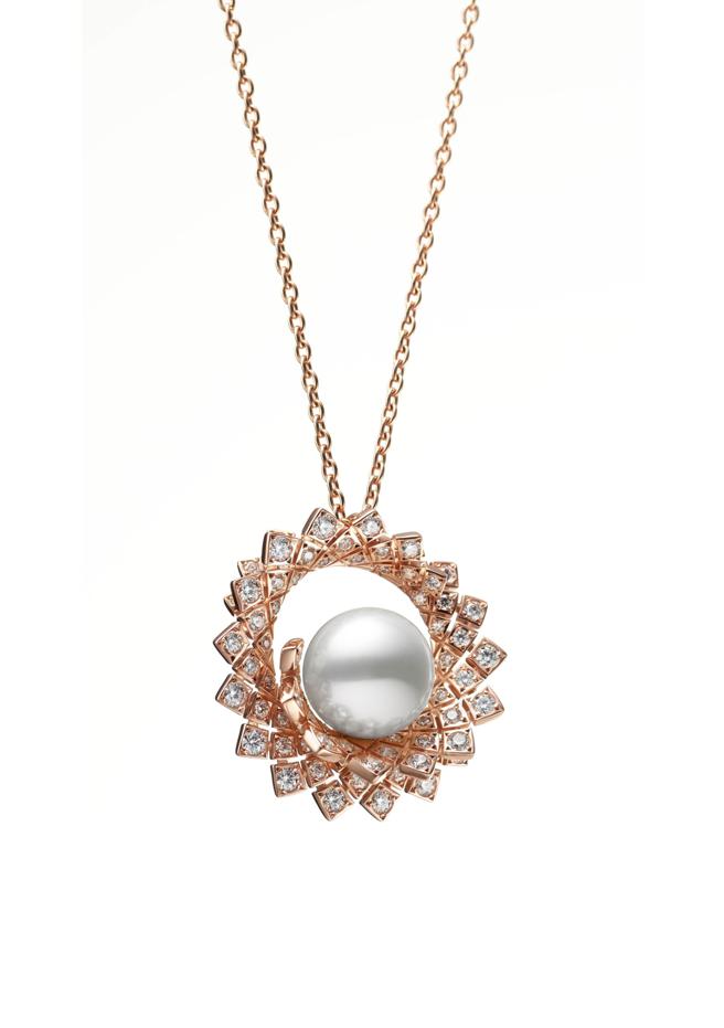 MIKIMOTO新款Arabesque系列南洋珍珠墜鍊，粉紅金鑲鑽，南洋珍珠尺寸約11mm，約45萬4000元。（MIKIMOTO提供）
