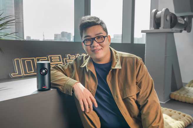 林智群律师发文表示Joeman可以做平价对决奢华律师的主题。(图/Joeman 脸书)