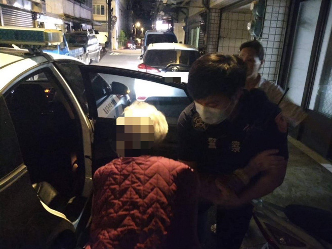 中興派出所副所長曹培翔、警員洪祥皓協助陳姓婦人返家。（翻攝畫面）