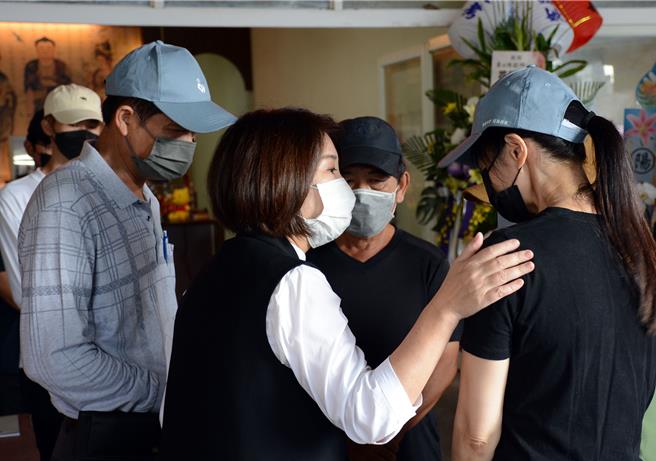 屏东市刺青店黄姓老板夫妻遭纵火身亡，屏东县长周春米(中)7日到灵堂上香，家属泣诉要求判凶嫌死刑。(林和生摄)