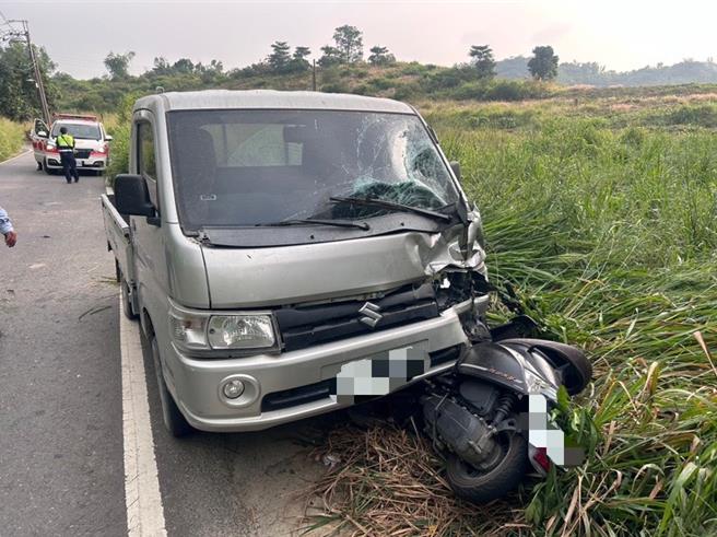 小貨車與雙載機車騎士發生碰撞。 （翻攝照片／洪靖宜高雄傳真）