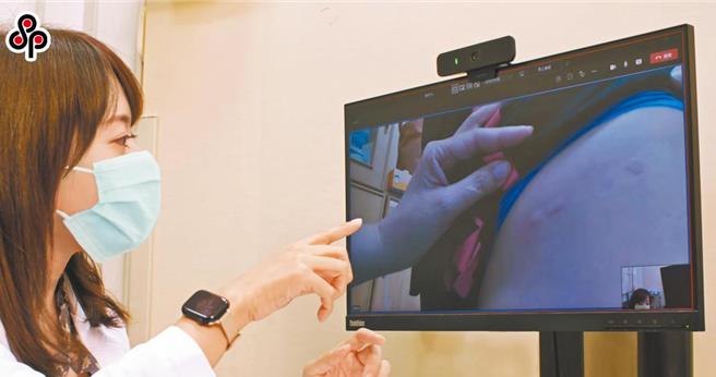 图为疫情期间民眾使用视讯诊疗，降低感染风险。（中国医药大学附设医院提供）