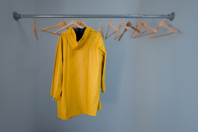 行车纪录器拍下彰化县溪州乡1处路口，有1件黄色雨衣在路上飘移过马路。（示意图／shutterstock）