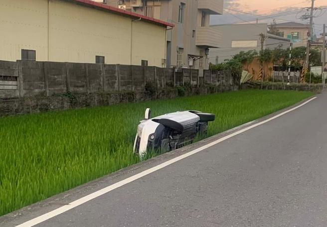 彰化县大村乡美港路旁田野间，今天清晨被民眾发现田里「倒卧」1台白色自小客车，车内并无驾驶，发现的民眾拍下照片上传到脸书社团「大村人」，吸引民眾热议。（翻摄脸书大村人／吴建辉彰化传真）