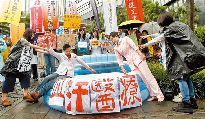 为解决护理人力荒，新光、长庚等私立医院纷纷带头加薪，为避免人才流失，配合公务人员将全面调薪4％，卫福部医福会6日宣布，明年起，部立医院中占了近8成的非公职护理师也将加薪4％。（本报资料照片）