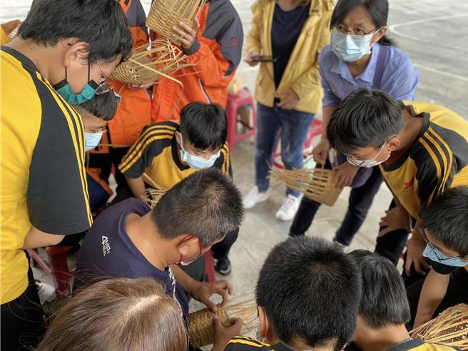 花莲县立吉安国中太鲁阁族语课程安排学生学习传统的藤编制作。（教育部提供／林志成台北传真）