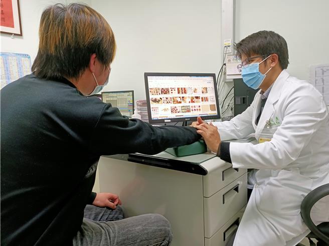 台北荣总新竹分院传统医学科医师杨文杰表示，长辈和年轻人看似症状相同，但药补却不尽相同。（台北荣总新竹分院提供／罗浚滨新竹传真）