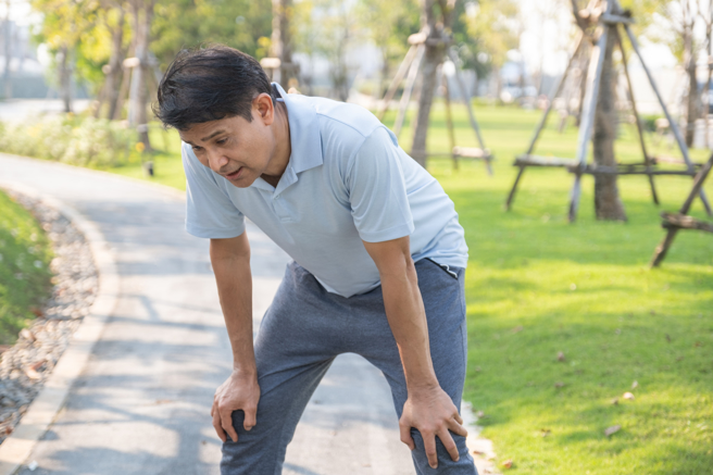 医师表示，热身相当重要，若未先热身，刚开始运动时，会觉得提不起劲，甚至上气不接下气。(示意图/ Shutterstock )
