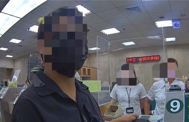 陳女在網路找化妝品兼職工作，今年10月18日起將網路帳號及網銀帳戶租給公司，警方查出陳女恐被詐團騙當人頭帳戶兼車手。（警方提供／陳淑芬台中傳真）