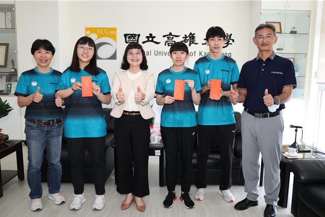 高雄大学校长陈月端（左3）6日接见林姿妤（右3）、田晓雯（左2）、苏晋贤（右2）等杭州亚帕运桌球选手，陈月端嘉奖3名学生夺得佳绩。健休系系主任张志成（右1）、运技系系主任王明月陪同分享喜讯。（高雄大学提供／林瑞益高雄传真）