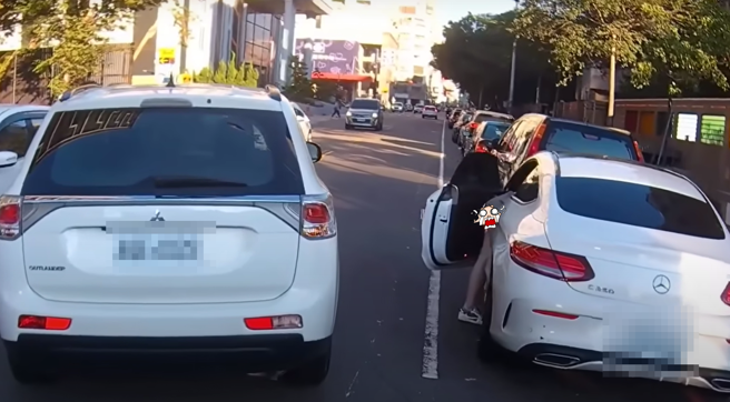 賓士車主轉角紅線處違停「車門大開」，讓路過的休旅車與機車騎士小心翼翼的通過。（ 圖／ 翻攝自「WoWtchout-地圖型行車影像分享平台」）