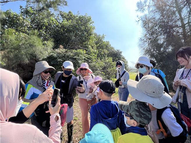 清大环文系与社大举办「蚵学园区—寻蚵启事」系列活动，带民眾走入溼地、关怀生态。（清大提供／王惠慧新竹传真）