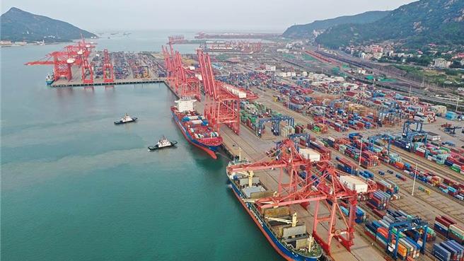 大陸海關總署7日對外公布，2023年前10個月，大陸貨物貿易進出口總值人民幣34.32兆元，同比微增0.03％。（新華社資料照片）