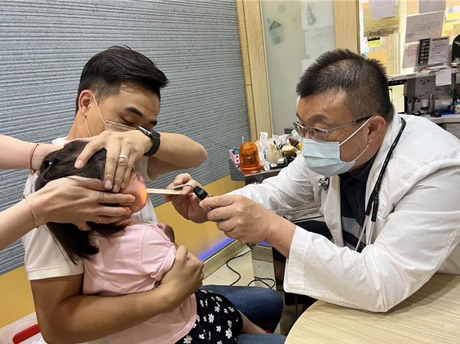 腺病毒好发6个月到6岁儿童，症状以高烧、单眼结膜炎、扁桃腺肿大、食欲下降为主。（冯惠宜摄）