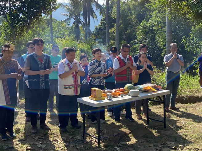 杨瑞霞主委在「布客思艺」姊妹校交流活动开窑前带领大家祝祷。（图／高雄市客家事务委员会）