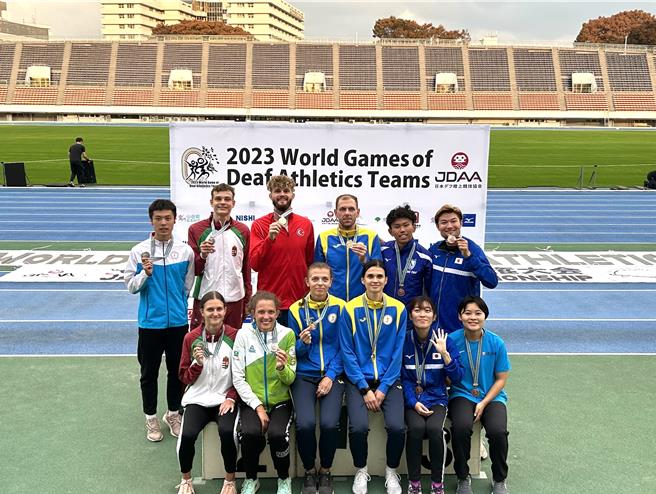 杨天笔(后排左一)初次参加国际听障田径赛事就有机会站上颁奖台，他表示惊喜万分，也让金门之光再度扬威于国际舞台。(图／金门高中提供)