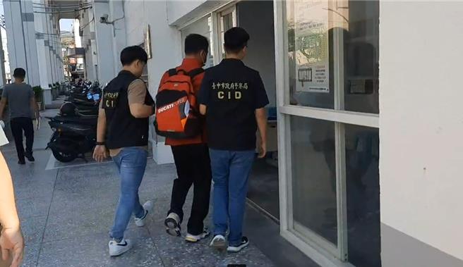 顏姓男子因涉嫌在台中市海線地區道路撒鐵釘案，多車車輪遭刺破，警方稱顏男長相很斯文，情緒卻很不穩定，但配合警方調查，坦承犯行。（清水警分局提供／張妍溱台中傳真）