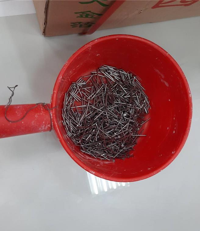 顏姓男子在海線地區灑落鐵釘，民眾發現拾獲，讓警方掌握顏犯罪證物。（清水警分局提供／張妍溱台中傳真）