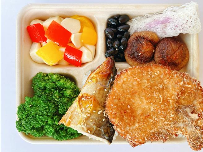 11月12日上午9點40分在田中站準時開賣「台日友好一日限定超值包」，內含限定便當、紀念車票。（台鐵提供／蔡亞樺台北傳真）