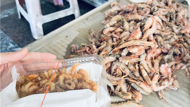 火燒蝦乾是台南將軍青鯤鯓的一大特產，許多婦女剝蝦殼、挑蝦腸的功夫了得。（張毓翎攝）