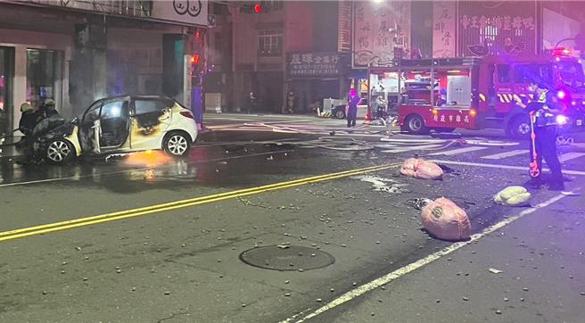 寵物店招牌、柱子遭吳女白色轎車燒得焦黑，警方研判吳女闖紅燈撞上貨車釀禍，再失控撞進騎樓造成火燒車。（警方提供／任義宇高雄傳真）