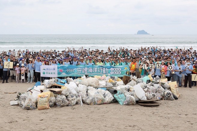 南山人寿携手玉山金控共同净滩，动员逾960人参加，于新北巿翡翠湾捡拾超过1230公斤的海洋废弃物。 (图/南山人寿 提供)