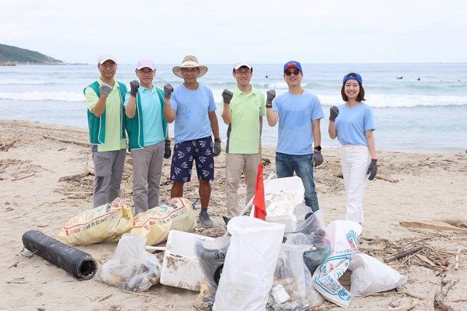 南山人寿、玉山金控首度携手净滩，南山人寿董事长尹崇尧(右2)、玉山金控总经理陈茂钦(右3)、南山人寿总经理范文伟(左3)、玉山金控永续长张纶宇(左2)一同共襄盛举。(图/南山人寿 提供)