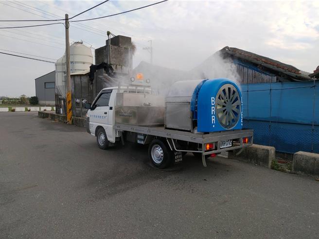 彰化县动物防疫所因应秋冬禽流感好发季节将届，派遗防疫消毒车到禽场周遭消毒。（彰化县政府提供／孙英哲彰化传真）