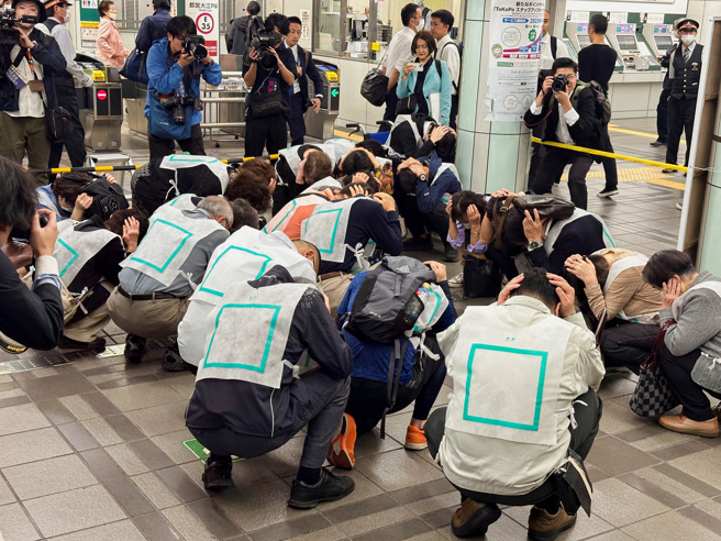 日本鑒於鄰國北韓的威脅日增，今天自5年來首度在首都東京舉行飛彈疏散演習，其中在練馬區的演習約有60名參加民眾躲進一座火車站進行掩護。(圖/ 路透社)