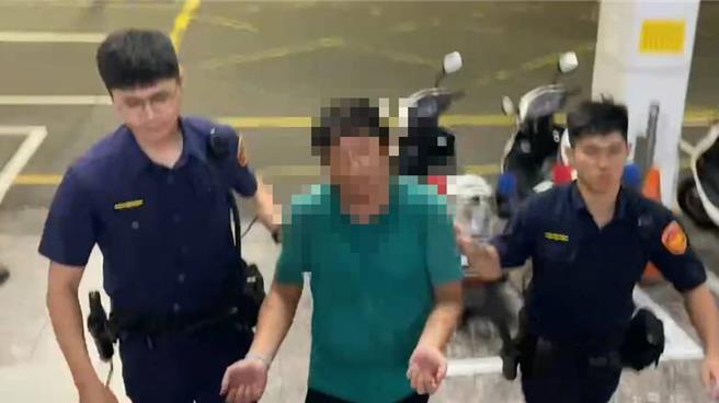 洪姓男子（中）涉嫌毀損宮廟打火機，警方法辦並將他強制送醫。（讀者提供／曹婷婷台南傳真）