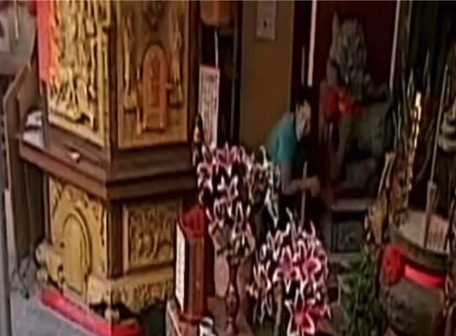 洪姓男子在宮廟氣打火機點不著，怒砸毀好幾個打火機。（讀者提供／曹婷婷台南傳真）