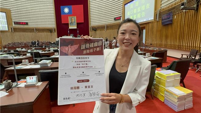 国民党高市议员白乔茵提倡「让母鸡更快乐」，呼吁由高市府带头做起，市长陈其迈、议长康裕成也签署「让母鸡自由，废除格子笼」宣言。（柯宗纬摄）