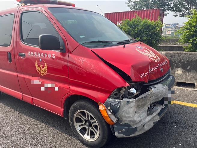 国道1号北向349.4公里冈山路段于7日上午10时许发生4辆车追撞事故，此车祸波及一辆消防局公务车（见图）。（翻摄照片／林瑞益高雄传真）
