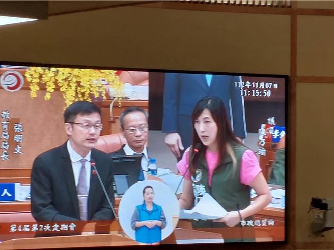 民進黨新北市議員陳乃瑜（右）今在議會總質詢指出因腹瀉死亡最多病毒感染是輪狀病毒，要求輪狀病毒疫苗比照北市全面補助，對此，衛生局長陳潤秋表示，如新北人均預算能增加到與北市一樣多，相信是可以的，但目前人均算不到台北一半。（陳慰慈攝）