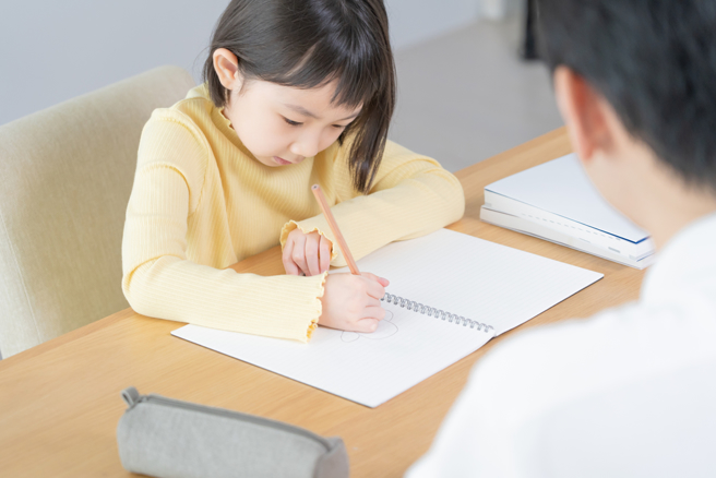 补习班打工时薪开180元，却要求做1件事，引起网友讨论。（图／shutterstock）
