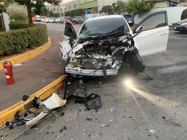 张女车辆车头全毁。（民眾提供／李京升苗栗传真）