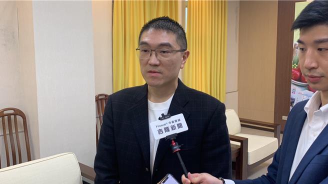 2024总统大选「蓝白合」陷入胶着，蓝营执政的15位县市首长4日发表连署，支持国民党中央的德国或日本模式。对此基隆市长谢国梁（中）7日再度呼吁，希望侯、柯两位候选人能再努力，不要因为一时的坚持或情绪，让民进党再度执政，到时「两人内心深处一定会后悔」。（徐佑升摄）