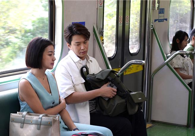 米可白、蕭景鴻在劇組包下的火車車廂拍戲。（台視提供）