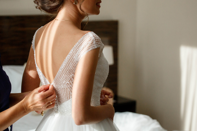 国外一名准新娘日前到店里试穿婚纱，却意外发现手机照相功能的小失误。（示意图／Shutterstock）
