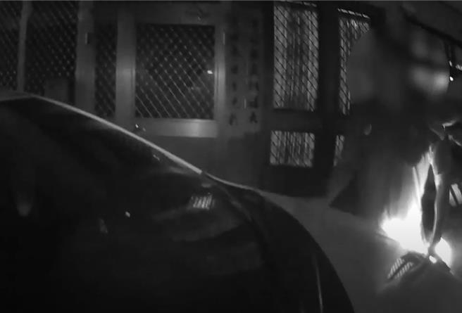 王男車輛突自動滑行，導致其雙腿被夾住，員警趕緊上前壓制。（大甲警分局提供／張妍溱台中傳真）