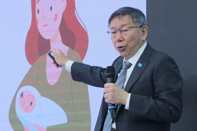 民眾党主席兼总统参选人柯文哲7日召开记者会，针对少子女化问题提出10大方法。（黄世麒摄）