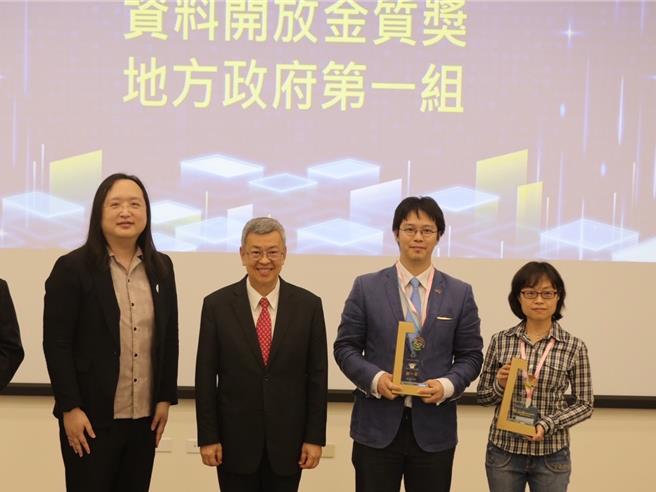 台中市府數位治理局持續優化開發資料（OpenData）的品質與數量，勇奪行政院112年度開放資料評比「金質獎」與「人氣獎」雙料獎項。(中市府提供)
