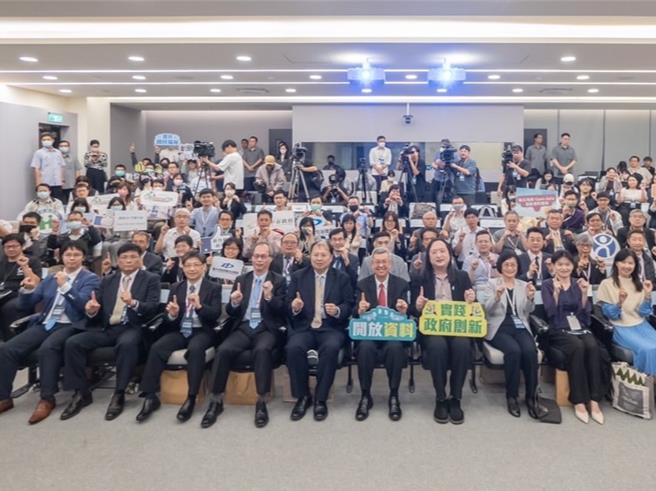 台中市府數位治理局持續優化開發資料（OpenData）的品質與數量，勇奪行政院112年度開放資料評比「金質獎」與「人氣獎」雙料獎項。(中市府提供)