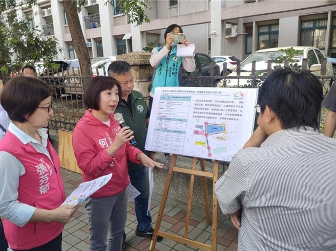 台中市大里区爽文国中与兴大附中周遭人行道路面因年久失修、树木窜根等凹凸不平，立委何欣纯（左二）邀集相关单位前往会勘，争取合计逾6000万经费改善通行环境。（潘虹恩摄）