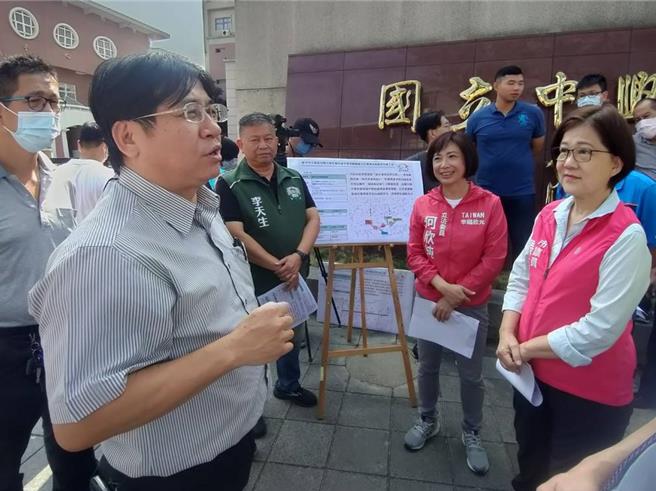 台中市大里区爽文国中与兴大附中周遭人行道路面因年久失修、树木窜根等凹凸不平，立委何欣纯（右二）邀集相关单位前往会勘，争取合计逾6000万经费改善通行环境。（潘虹恩摄）