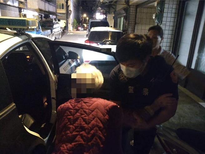 老妇思念住院儿子搭车迷途，员警机警将人平安送返家。（警方提供／吕筱蝉桃园传真）