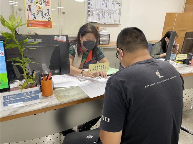 勞動部勞動力發展署桃竹苗分署苗栗就業中心提供「鼓勵失業勞工從事照顧服務工作作業要點」就業獎勵，圖為諮詢示意圖。（桃竹苗分署提供／蔡明亘桃園傳真）