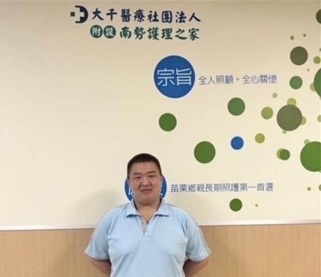 22歲的邱文昌成功由外送員轉行成為照顧服務員。（桃竹苗分署提供／蔡明亘桃園傳真）